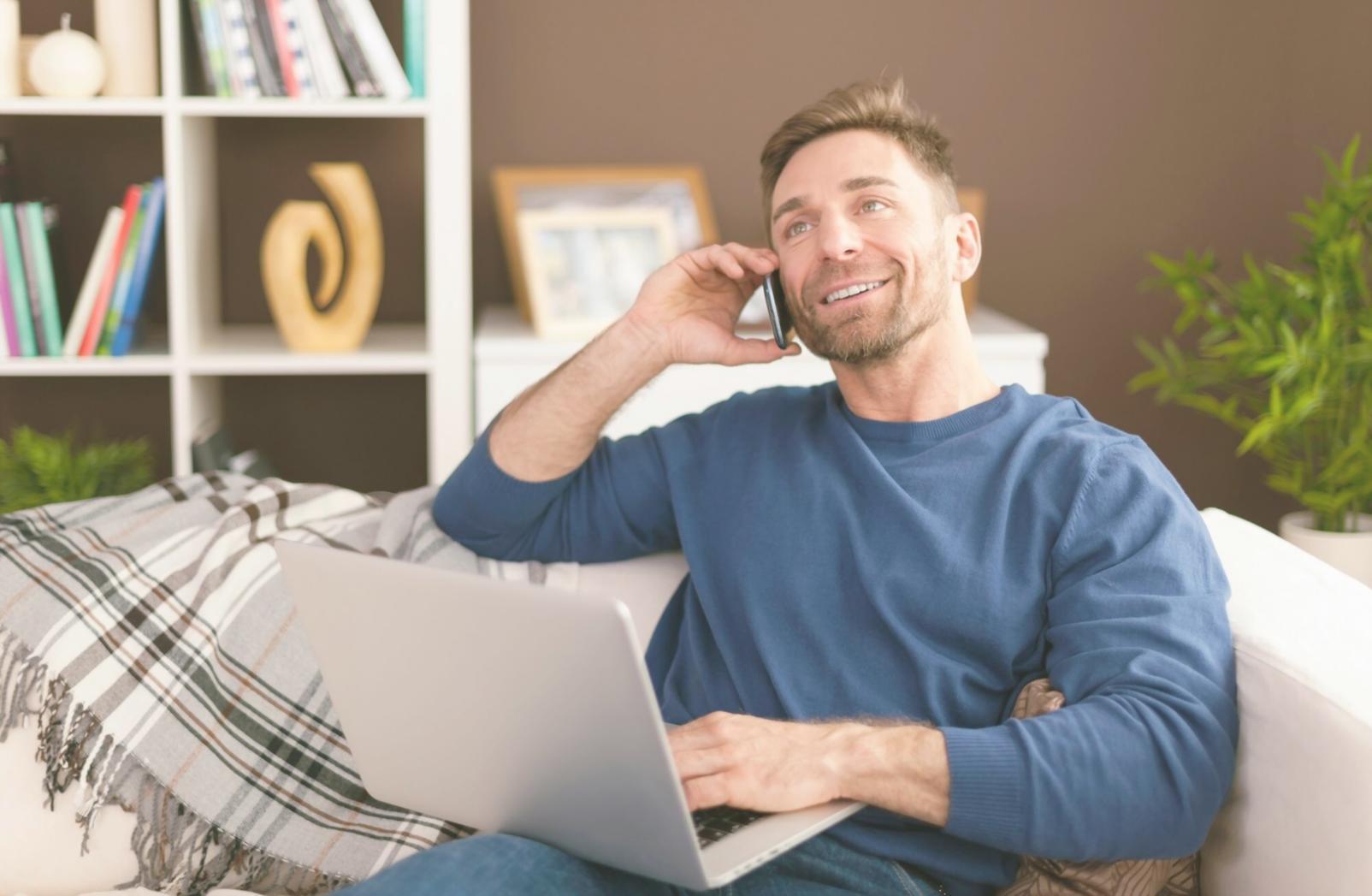 Espace de travail moderne avec outils de planification financière